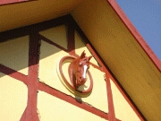 Pferdekopf am Stalldach